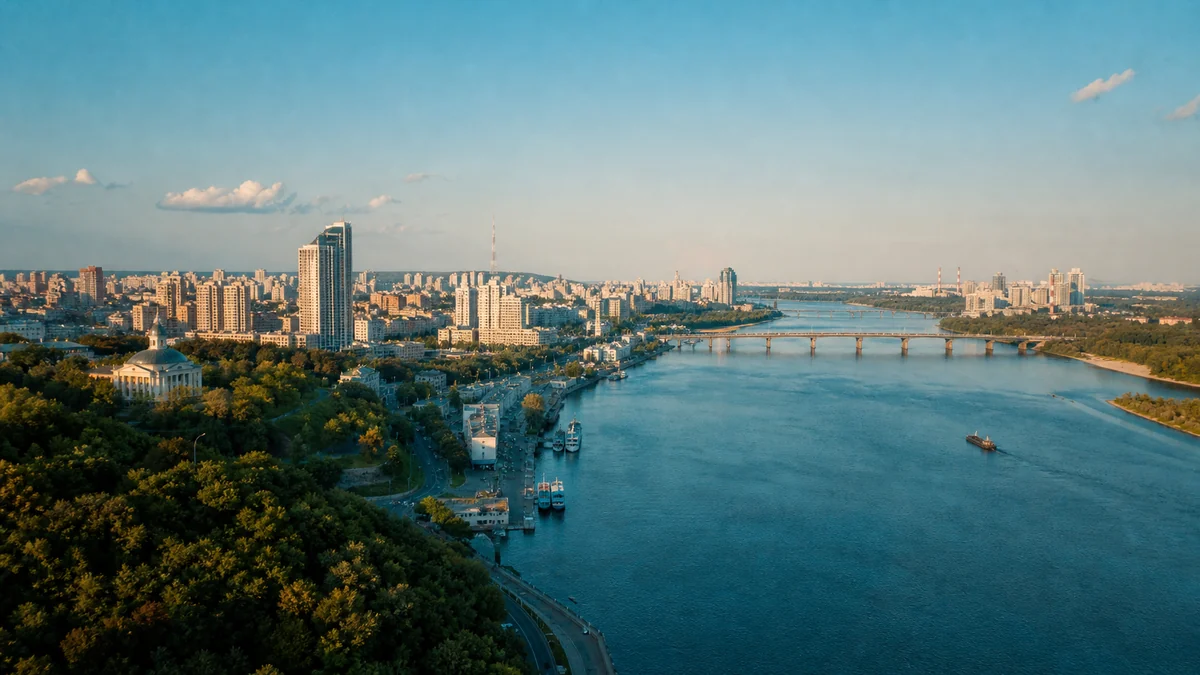 Реальна панорама Києва над Дніпром